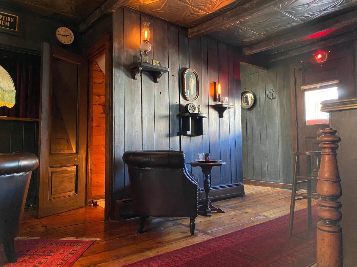 Crew'S Quarters Boarding House - Caters To Men Hotel Provincetown Kültér fotó
