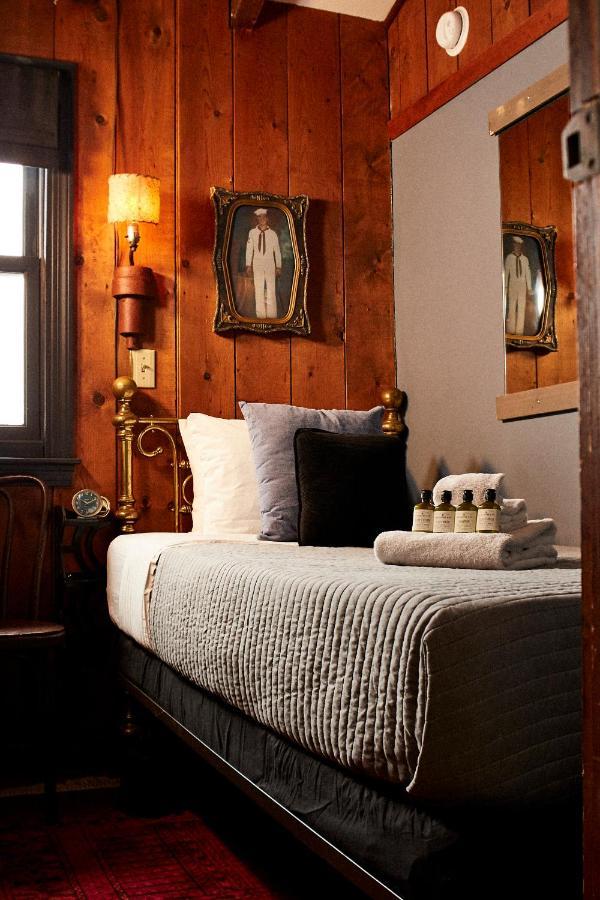Crew'S Quarters Boarding House - Caters To Men Hotel Provincetown Kültér fotó